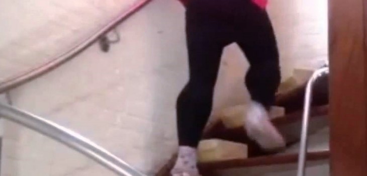 Meisje dat op de trap loopt met de spierziekte van Duchenne